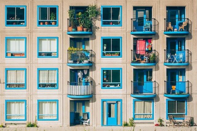 파란색-창문-있는-집