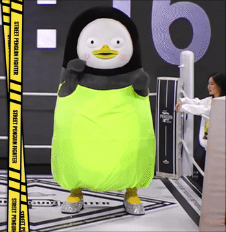 펭수 vs 아이키 헤이마마 댄스 대결.gif