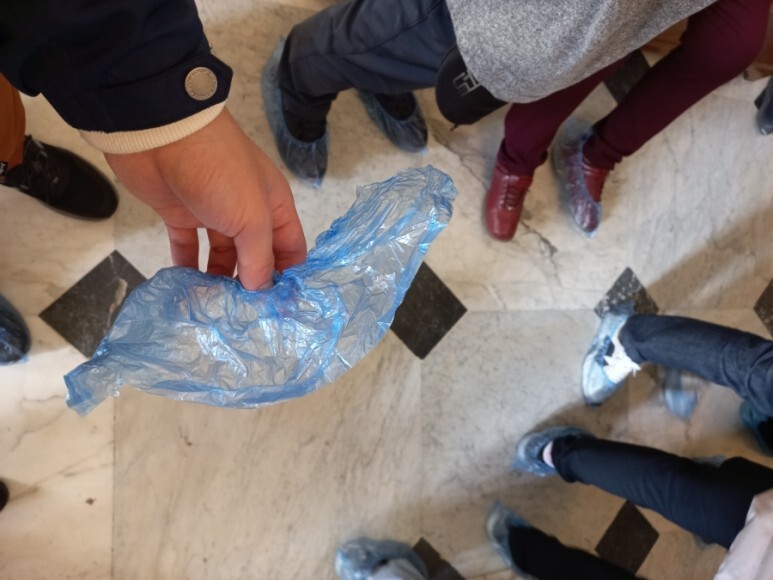 돌마바흐체 궁전 본관 정문에서 나눠준 비닐