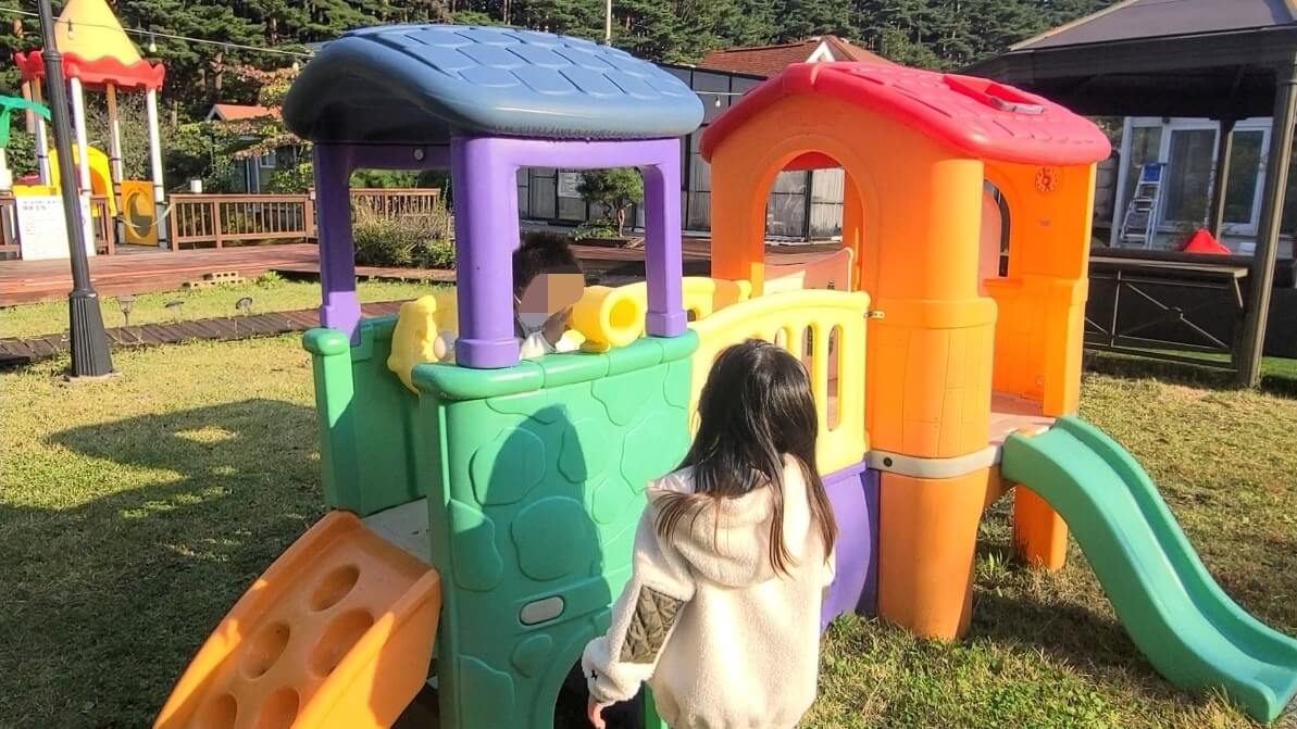잔디밭-놀이터
