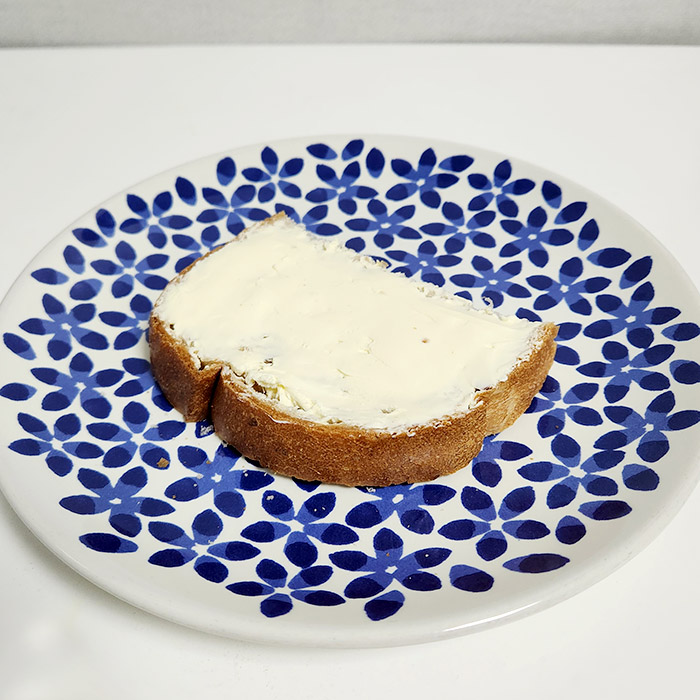 식빵 위 크림치즈 바름