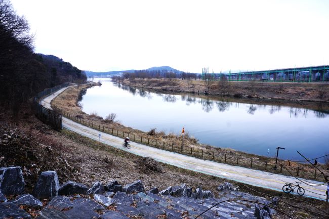 양섬&#44; 흐린 하늘&#44; 남한강 샛강&#44; 물에 비친 나무들&#44; 굽어진 남한강 자전거길 위를 달리는 자전거 1&#44; 주차된 자전거 1&#44;