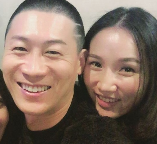 배우 진선규와 박보경이 어깨 동무를 하고 찍은 사진.