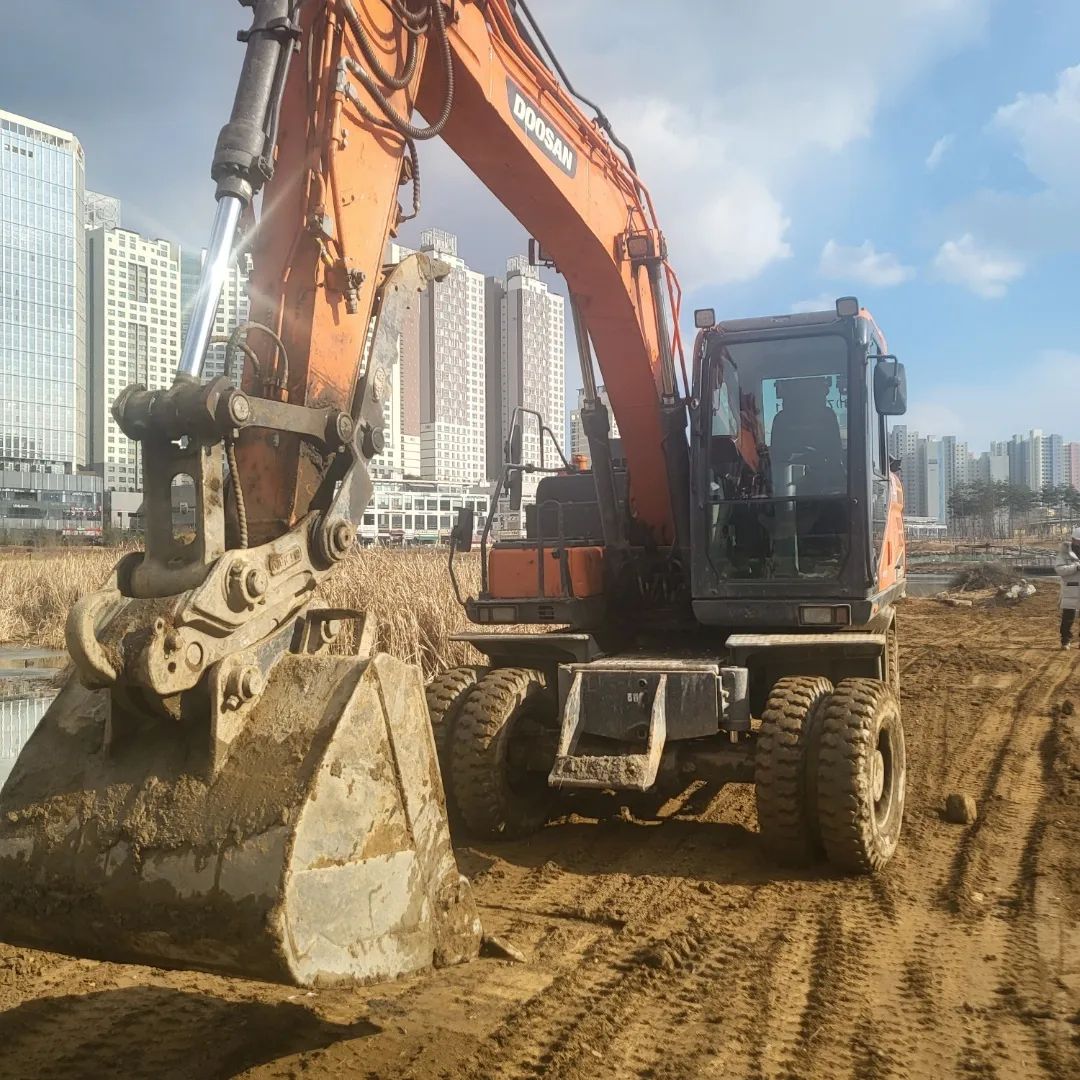  두산 DOOSAN  DX140W 모델 2016년식 7500만원 판매합니다