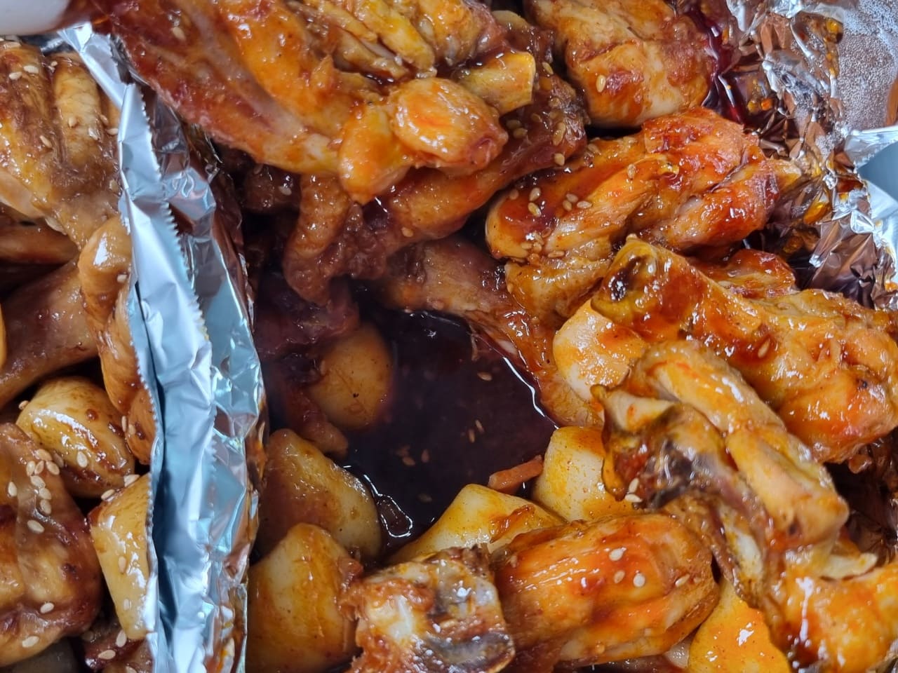 꾸브라꼬 숯불양념구이 치킨 매운맛 소스 사진