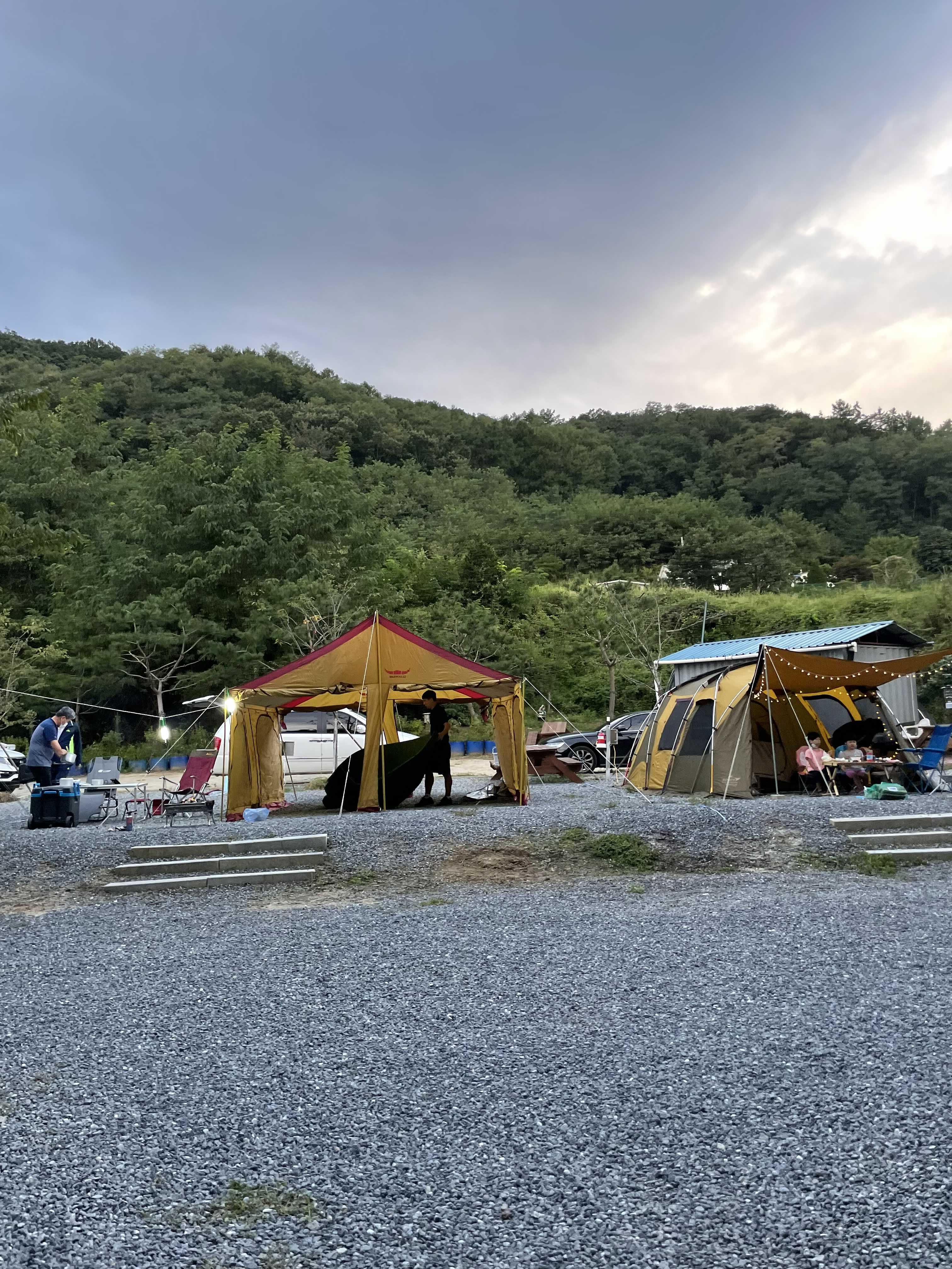 반대편 캠핑 사이트에 설치된 텐트 풍경