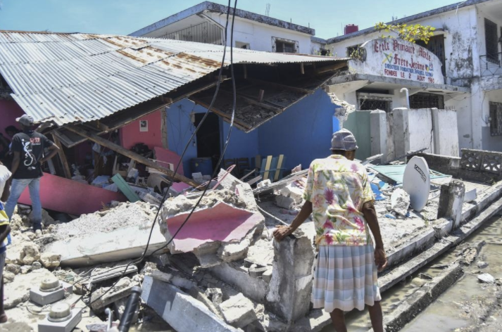 무너진-건물을-보는-아이티-국민