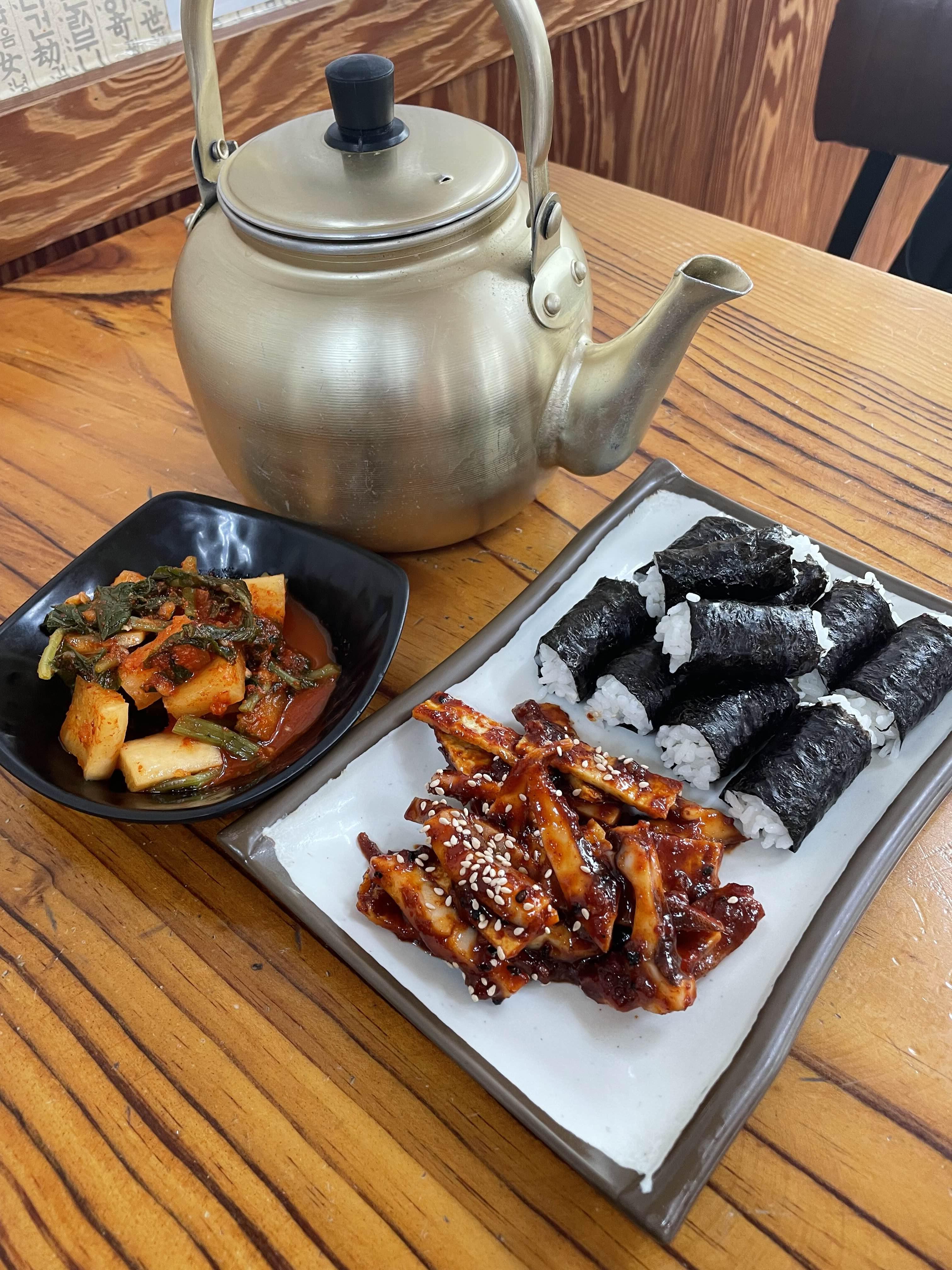  대동할매국수 바로 뒤 맛은 비슷한데 충무김밥까지 있는 국수맛집 “장터국수”