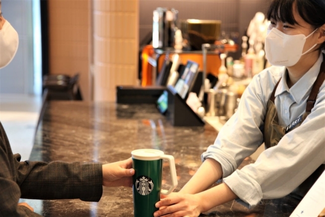 한국에서 스타벅스 매장 수는 2013년부터 지난해까지 매년 110개 이상 증가하고 있다.