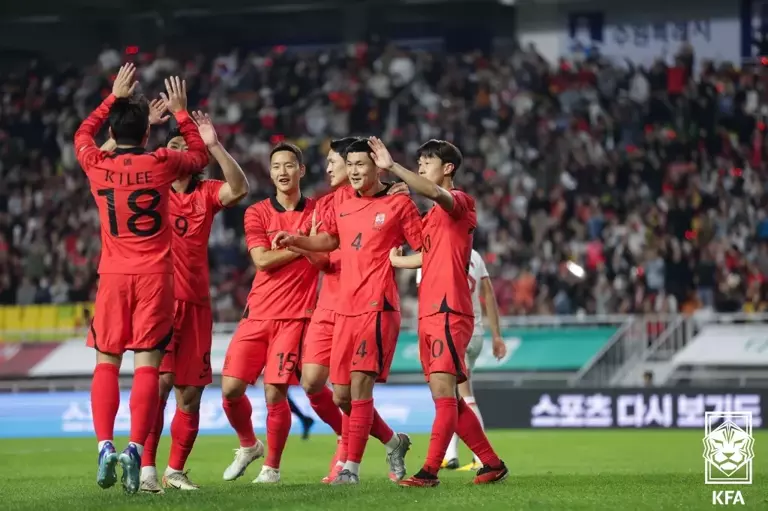 득점을 축하하는 한국팀