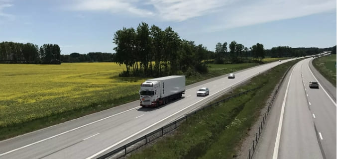 스웨덴, 세계 최초 전기차 주행 중 충전 도로 건설 VIDEO: Sweden is building the world's first permanent electrified road for EVs to charge while driving