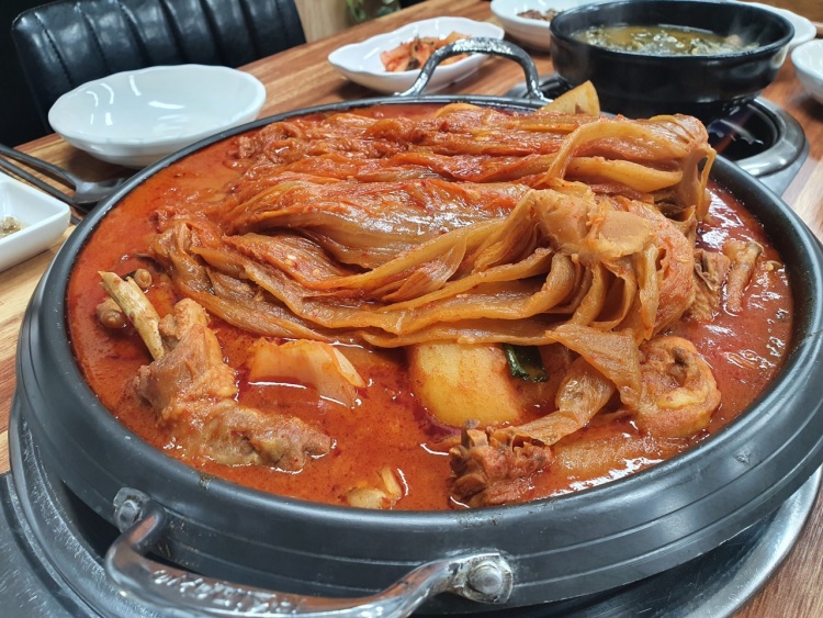 토요일은 밥이좋아 닭발 더해진 진한 국물의 한국인의 소울푸드 닭도리탕 닭볶음탕 맛있는 식당 군산 맛집 추천 토밥즈 방송정보