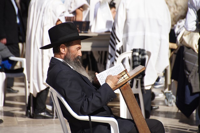 책을 보고있는 유대인