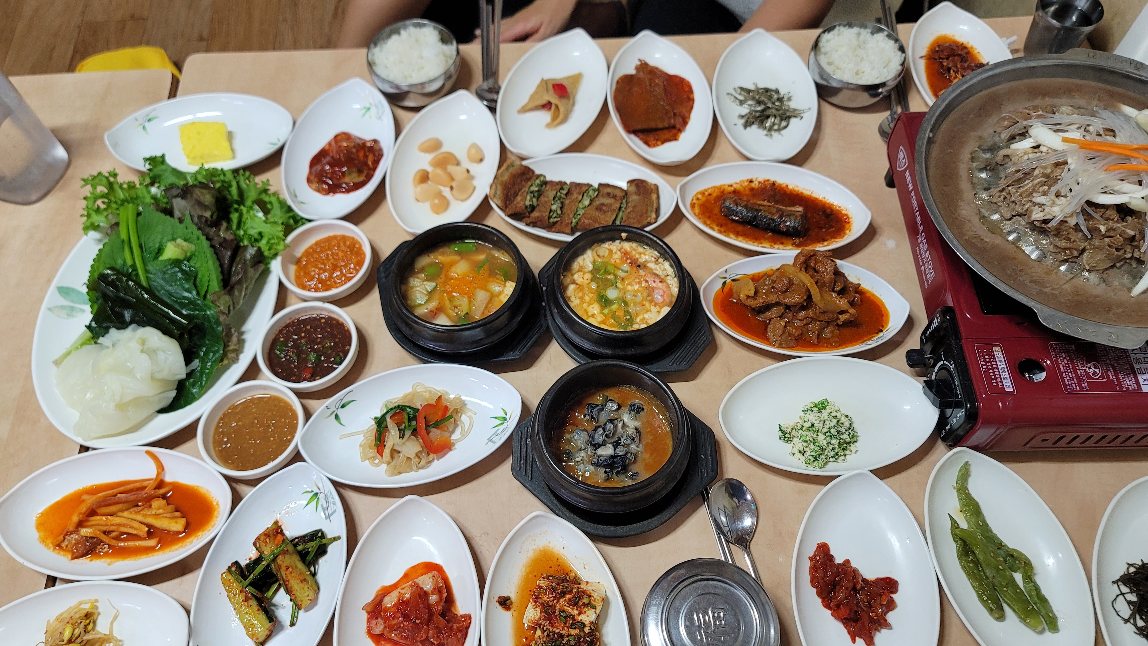 시골쌈밥의 상차림 모습