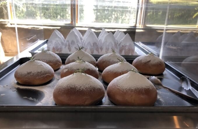 진열대에 전시된 빵들