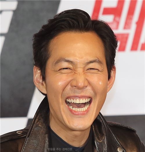  활짝 웃는 이정재