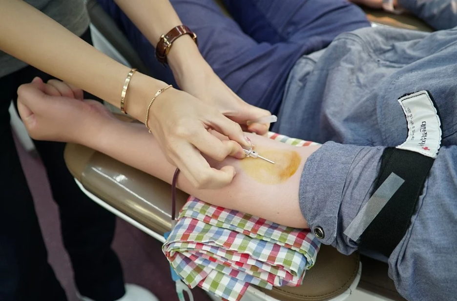  코로나 확진자의 헌혈사실 뒤늦게 파악? 수혈받은 환자에게 통보조차 안한 사실 알려져..
