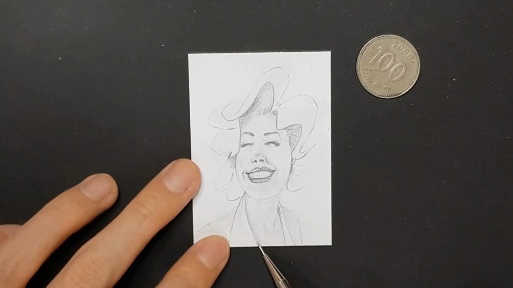 얼굴과 목 어깨 등 피부에 음영을 넣어 입체감을 줍니다