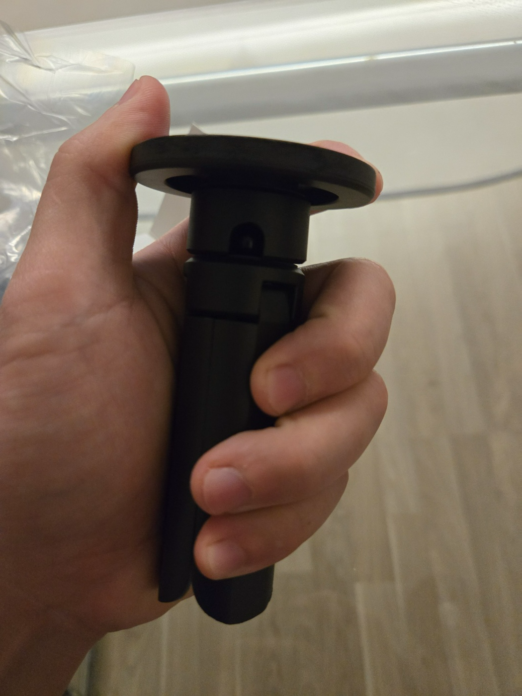 올모스 맥세이프 삼각대 본품 크기 체감 그립 사진