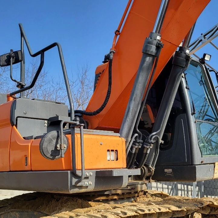  굴삭기 두산 DOOSAN DX220LC 5K모델 2017년식 8500만원 판매합니다.