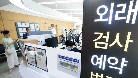 서울 시내 한 대형병원에서 진료 접수를 기다리고 있는 내원객들. 출처 연합뉴스, 중앙일보