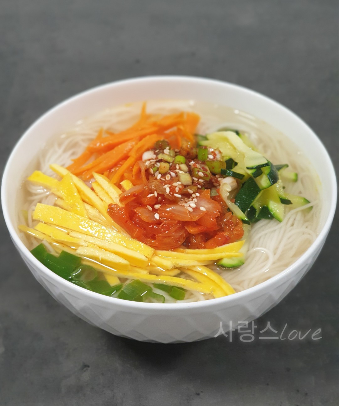  멸치육수가 진하게 우러난 뜨끈한 잔치국수 만들기