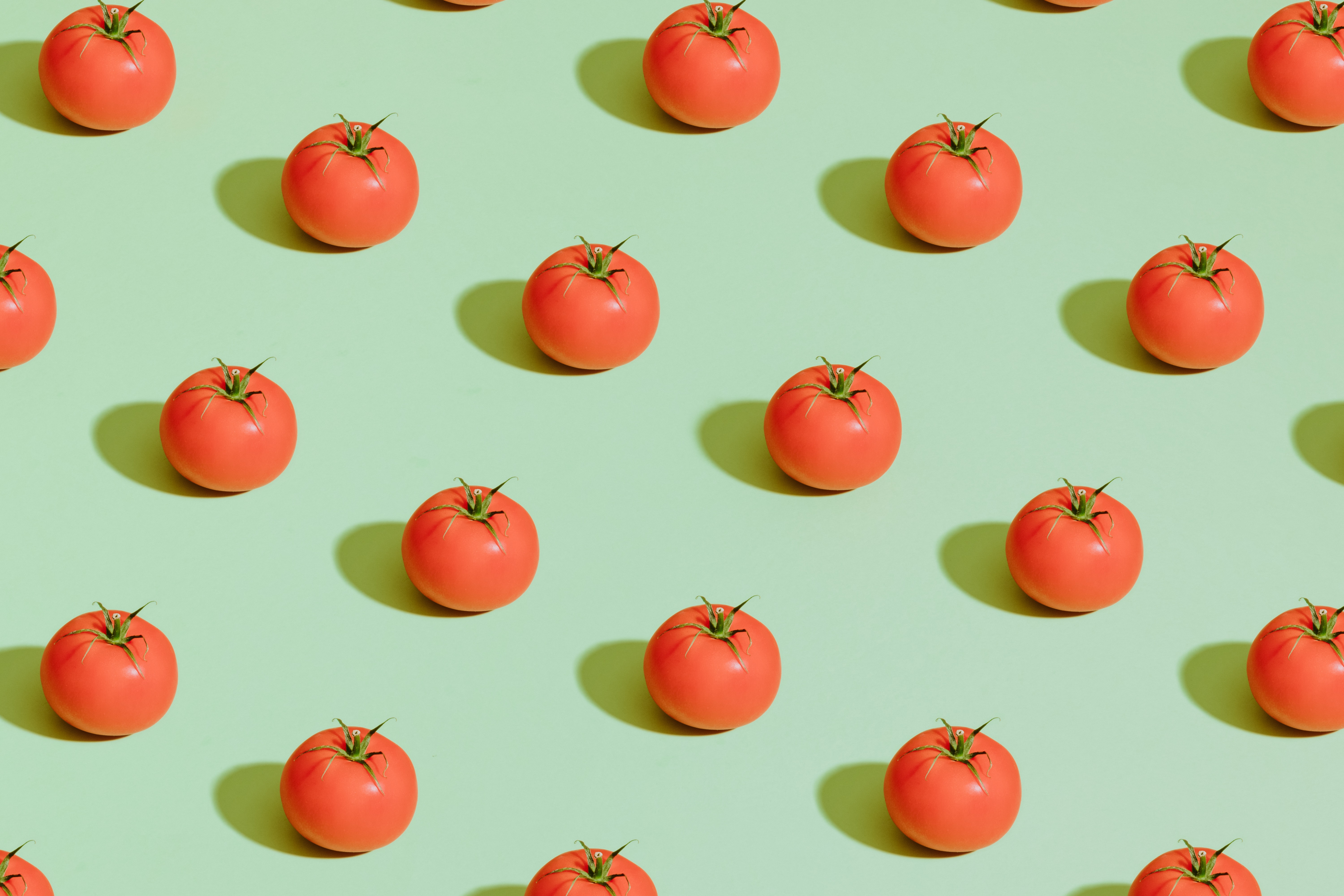 A photo of tomatos aligned repeatedly to form a certain pattern