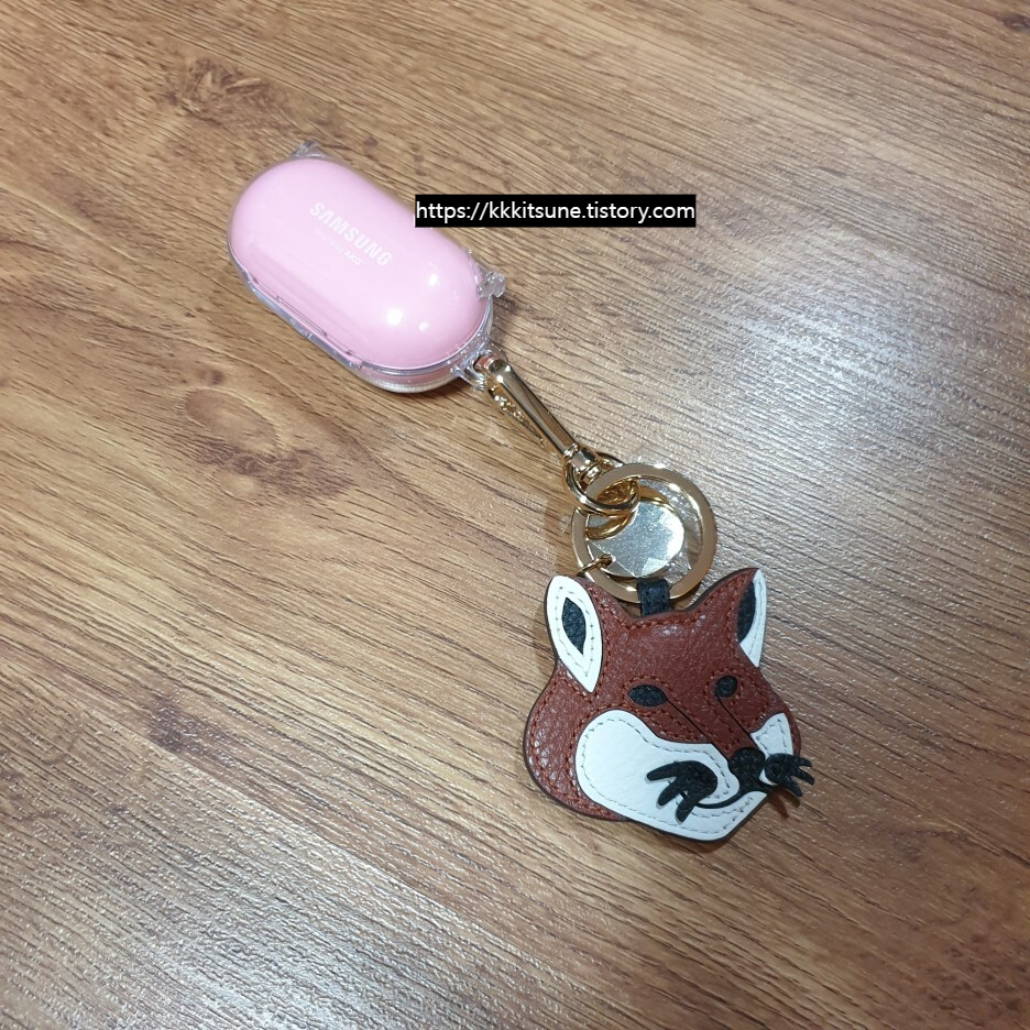 메종키츠네 폭스헤드 키링을 단 갤럭시버즈플러스 핑크