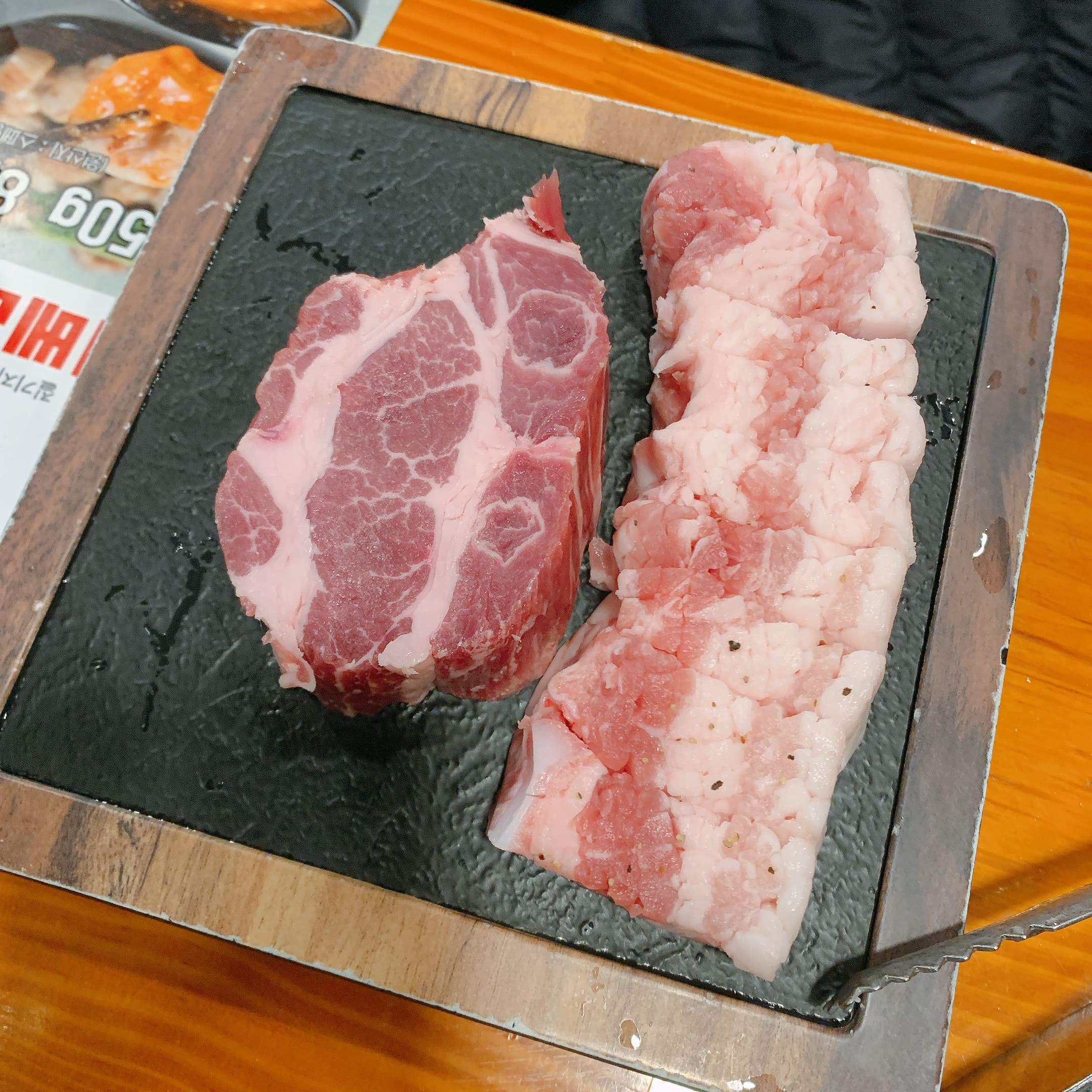 목살과 삼겹살 1인분씩 추가