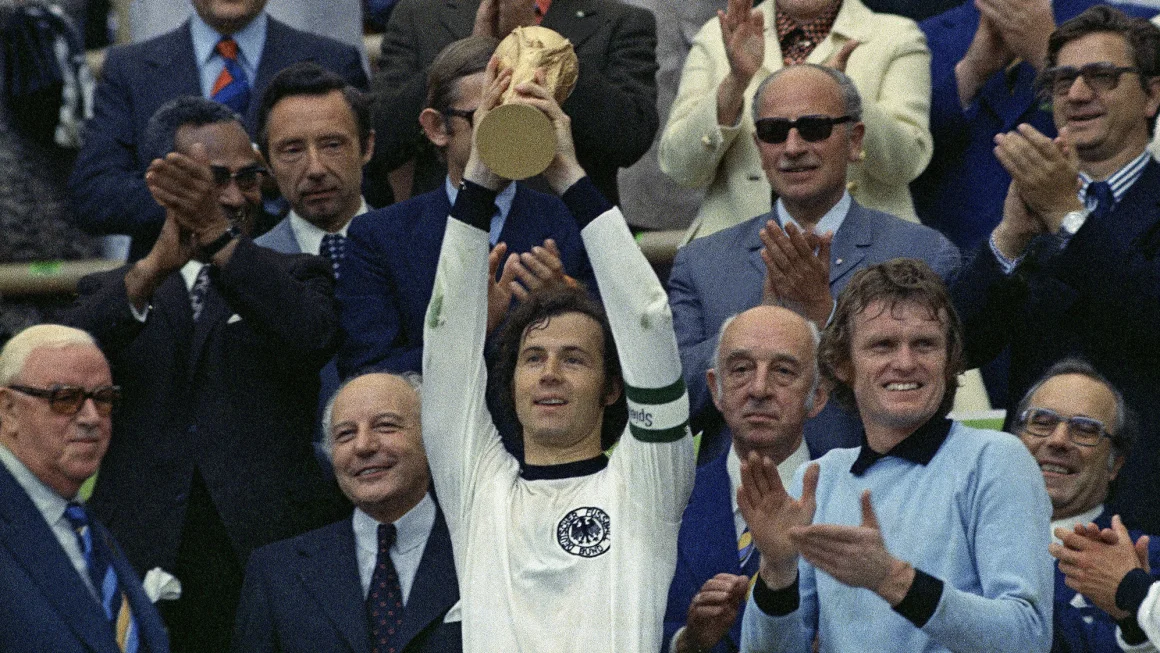 베켄바우어는 1974년 뮌헨에서 서독이 네덜란드를 상대로 2-1 승리를 거둔 뒤 월드컵 트로피를 들어올리고 있다.