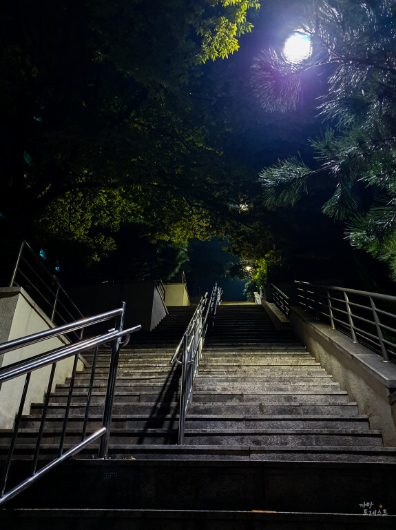 인왕산 경사진 계단