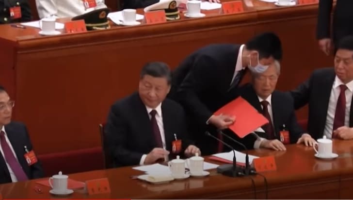 [中 당대회 폐막] 후진타오 전 중국 국가주석&#44; 당 대회에서 의문의 퇴장 당해 Watch: Xi Jinping&#39;s immediate predecessor ‘mysteriously’ escorted out of meeting