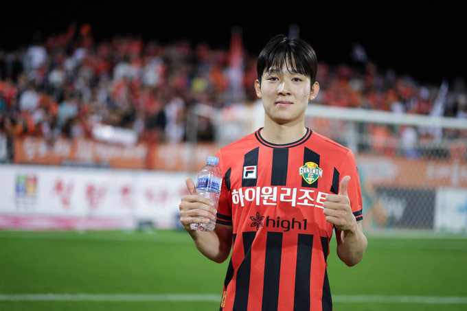 강원FC 소속 양민혁은 고등학생의 나이에 잉글리쉬 프리미어리그 토트넘 훗스퍼와 계약했다.