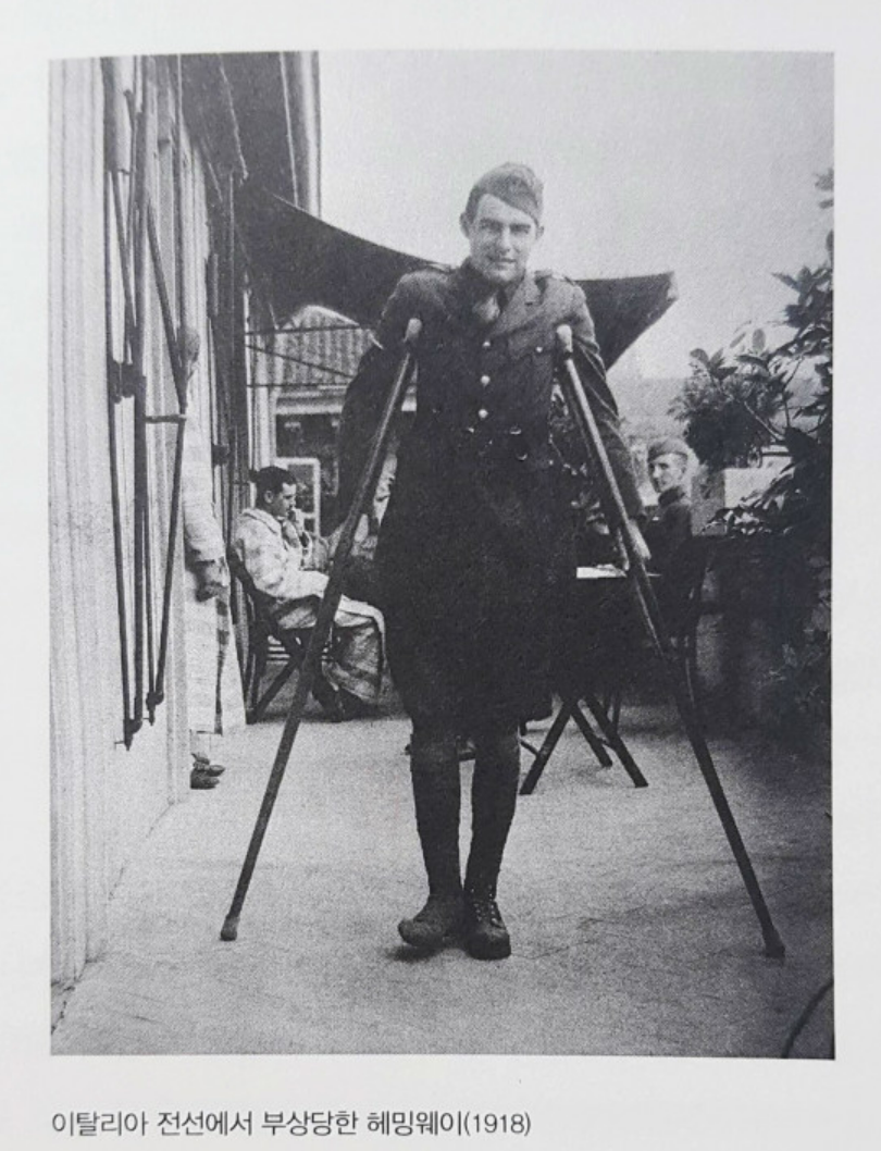 19세의 꽃미남&#44; 어네스트 헤밍웨이는 일시적인 불구자가 되어 병상생활을 하게 된 사진