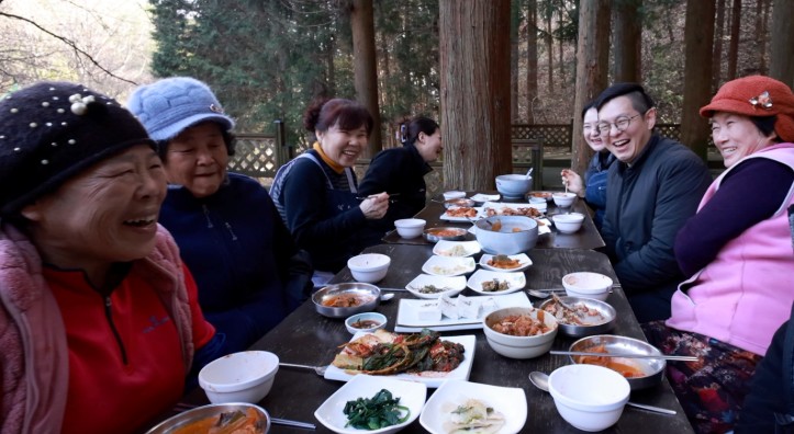 사람들이-밥을-먹으며-웃고-얘기한다