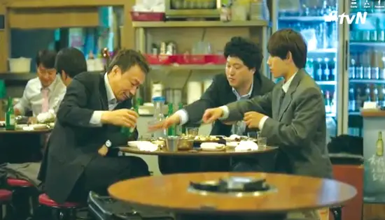 드라마 &lt;미생&gt;의 야근 후 회식 장면