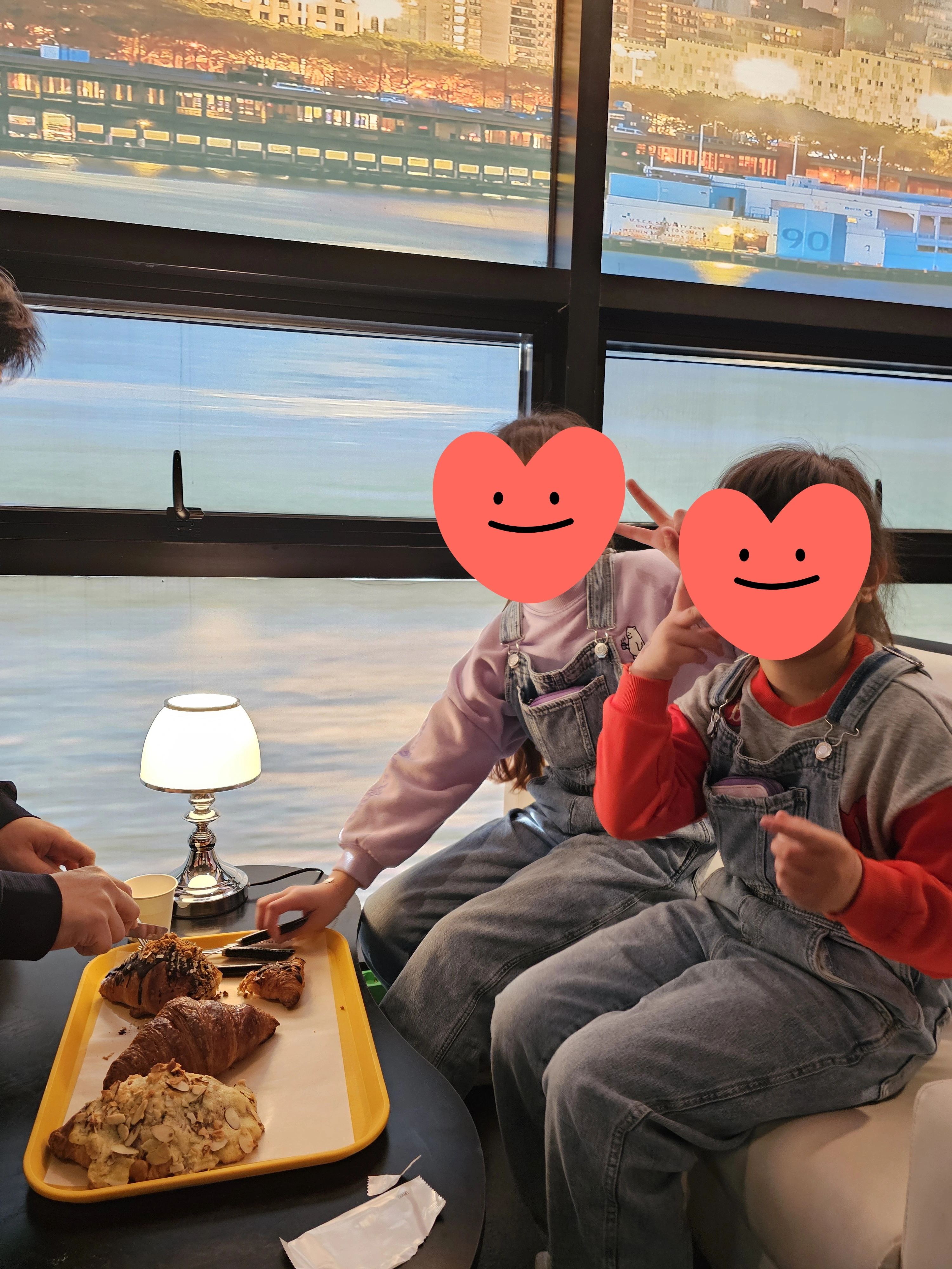 아메리칸스퀘어-2층은-창이-가려져-조도가-낮다