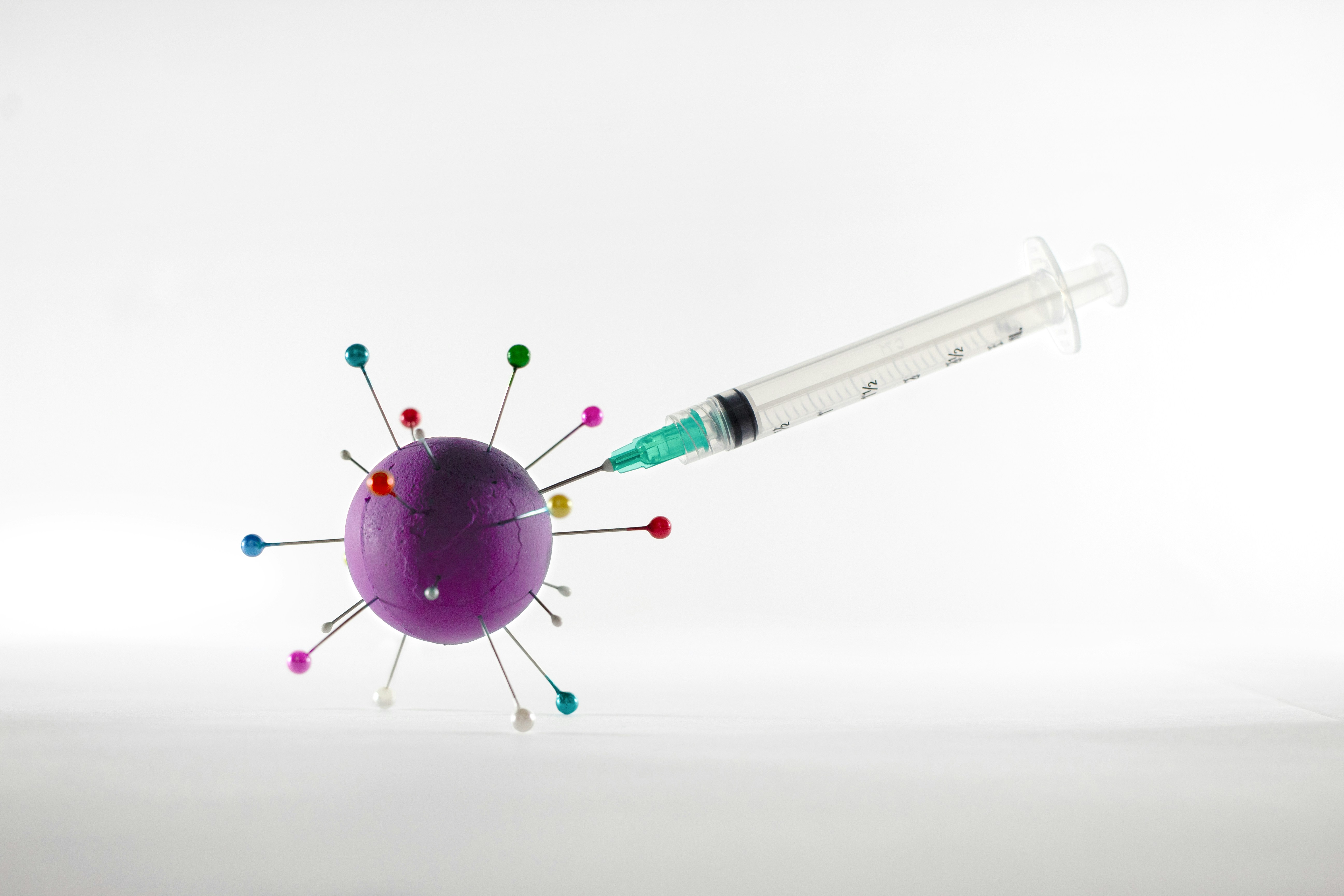 대상포진은 수두-대상포진 바이러스(Varicella-Zoster Virus, VZV) 감염에 의해 발생하는 질환
어릴 때 수두를 앓았던 사람이 바이러스를 신경절에 잠복 상태로 가지고 있다가,
면역력이 저하되면 활성화되어 신경을 따라 발진과 심한 통증을 유발합니다.