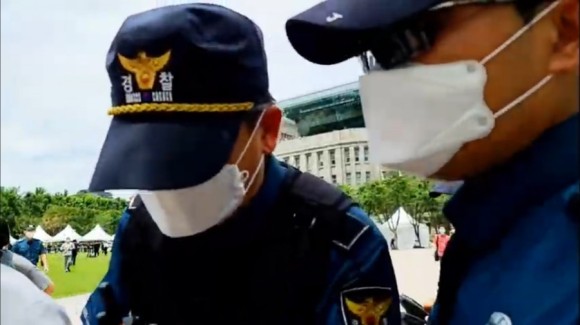 서울시청 앞 박원순 분향소 앞 성창경TV서울대병원 장례식장 주차장에 마련된 강용석·김용호·김세석·김용호·양평의 집. 유튜브 ON. 2020년 7월 11일 2시 30분 4