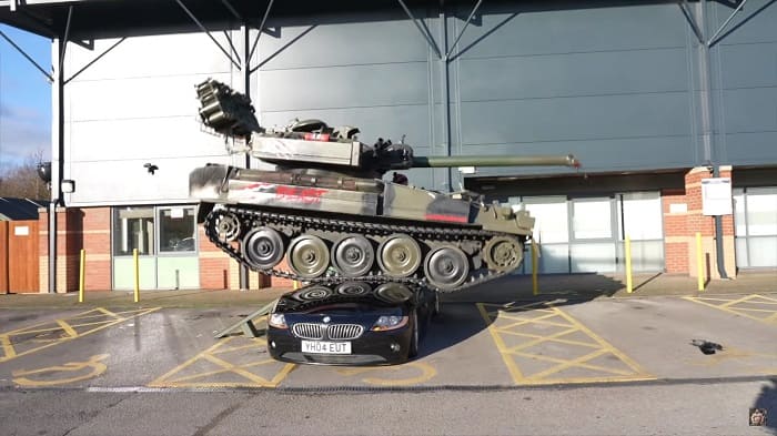 BMW 위에 올라탄 영국 탱크...하지만 멀쩡! VIDEO:Tank Climbs on Top of a Small 15-Year-Old Roadster; the Car Shakes It Off and Drives Away