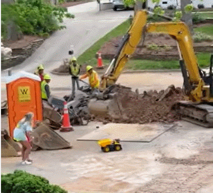 어린이날을 함께 만드는 건설 작업자들 VIDEO: These construction workers filled a kid’s toy truck with dirt to make his day