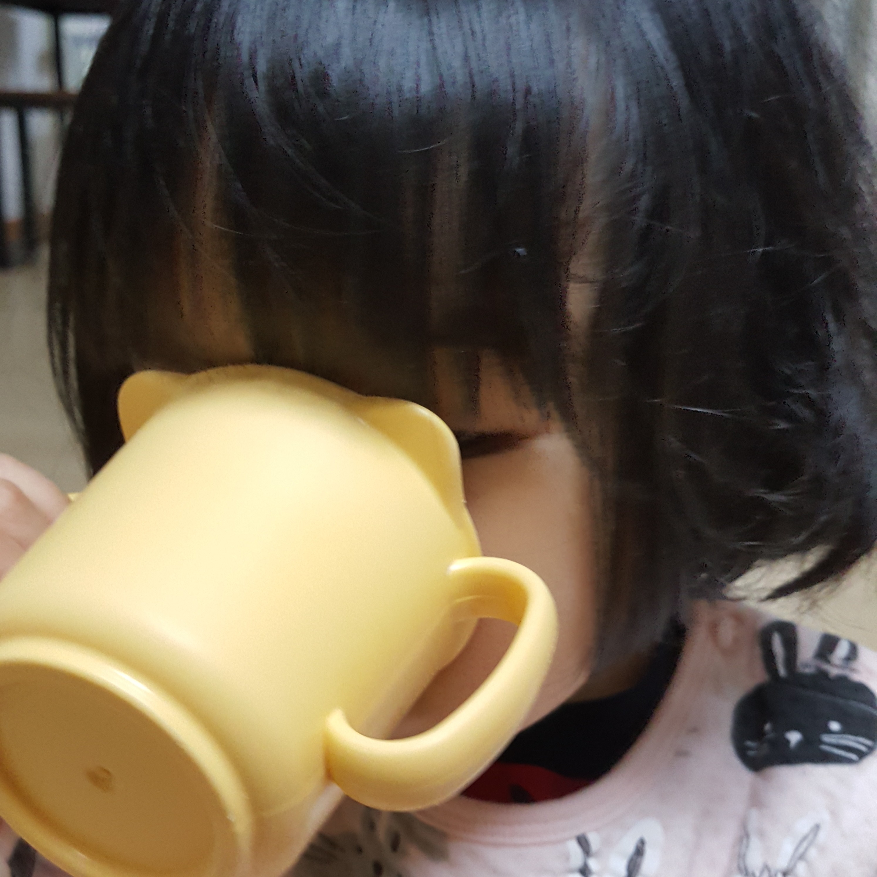 아이가-컵에-도라지배즙을-마시고-있습니다.