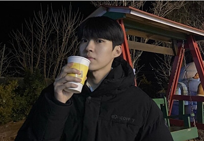 커피를 들고있는 백성철