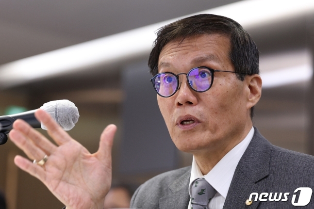  한은 총재 "금리 결정, 美에 생각보다 훨씬 독립적이지 않아"