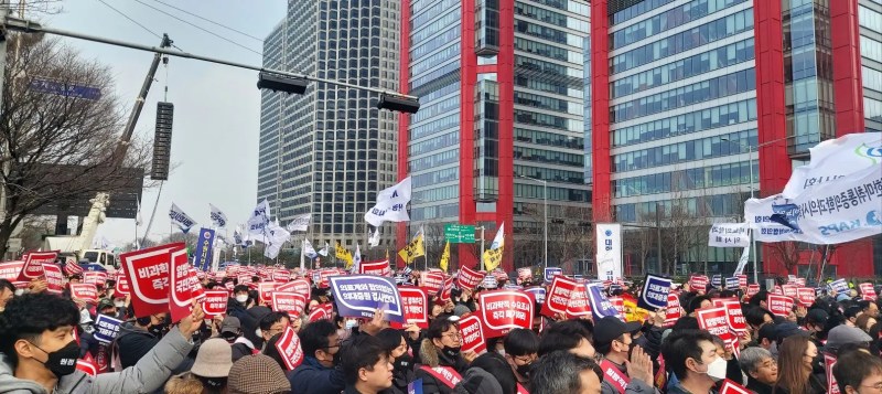 비대위는 전공의들이 사직서를 내고 병원을 떠난 상황이 국민들의 의료 이용에 불편을 초래하는 것이 정상이 아니라는 점을 강조