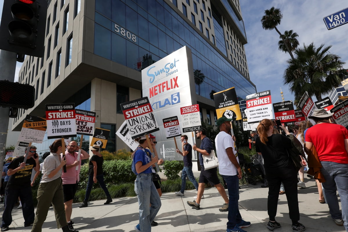 2023년 9월 5일 미국 캘리포니아주 로스앤젤레스에 있는 넷플릭스 사무실 밖에서 SAGAFTRA 배우들과 미국작가조합(WGA) 작가들이 파업 중 피켓 시위를 벌이고 있다.