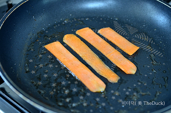 기름 두른 팬에 당근을 구워주세요