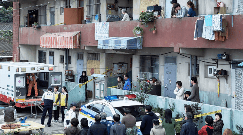 동네-주민들이-복도와-아파트-주변에-나와-있는-모습
