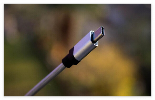 USB-C 타입 포트의 모습. 강조하기 위해 주변배경을 흐릿하게 했다.