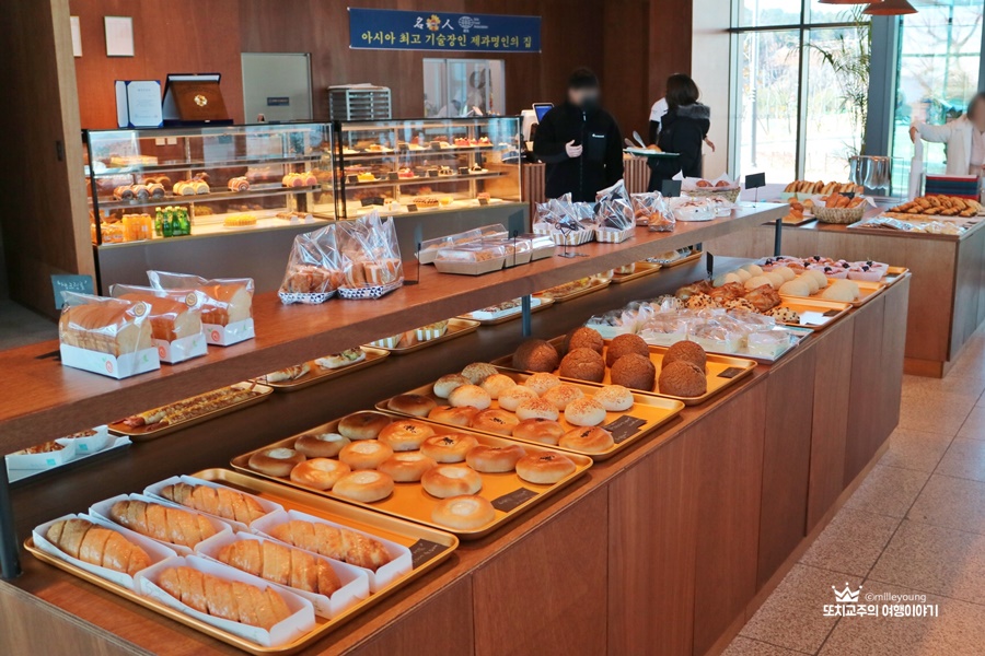 베이커리 집에 여러 종류의 빵이 나열되어 있다